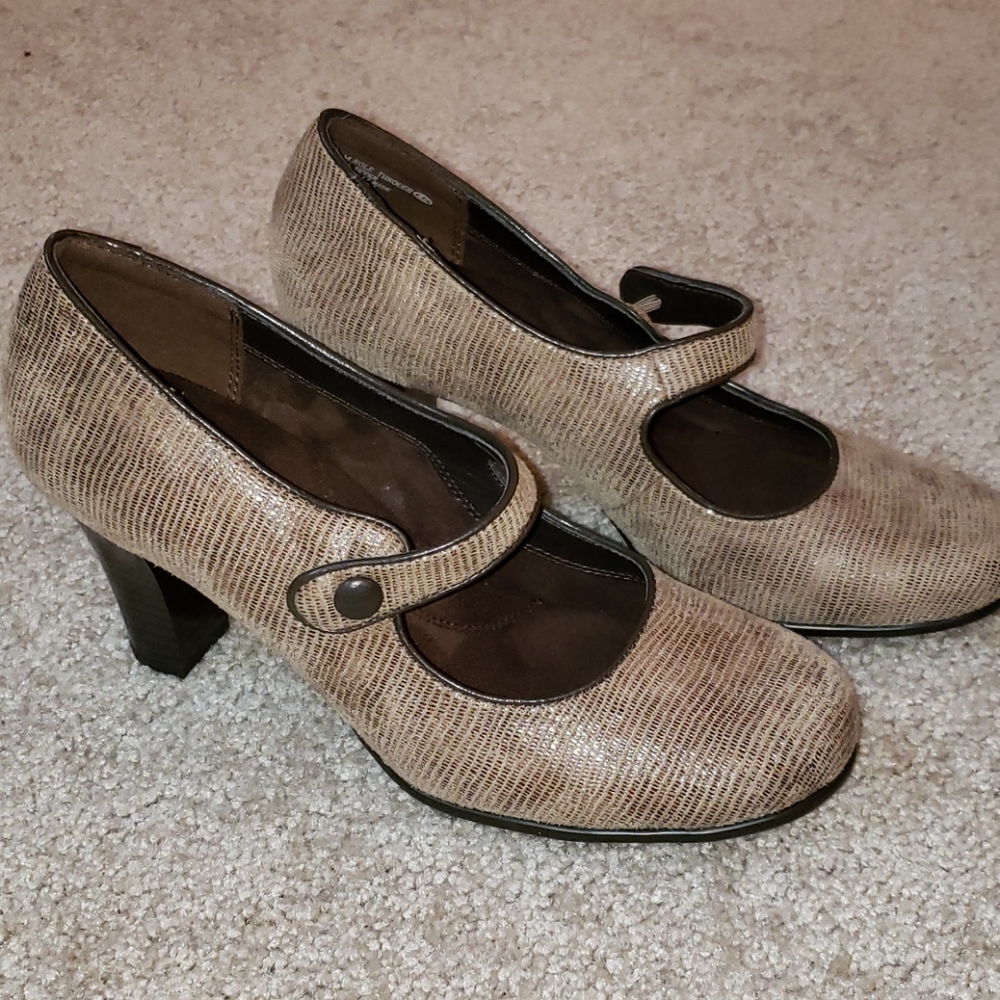 NEW - Aerosoles Memory Foam Comfort Heels